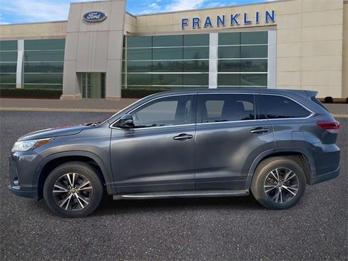 Used 2017 Toyota Highlander LE image 4