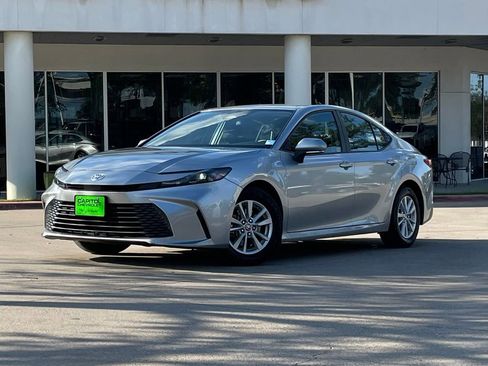 Used 2025 Toyota Camry LE FWD image 2