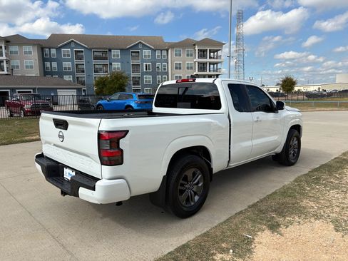 Used 2025 Nissan Frontier SV w/ SV Convenience Package image 8