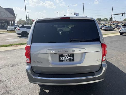 Used 2017 Dodge Grand Caravan SXT FWD image 4