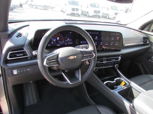 Used 2025 Chevrolet Traverse LT image 13