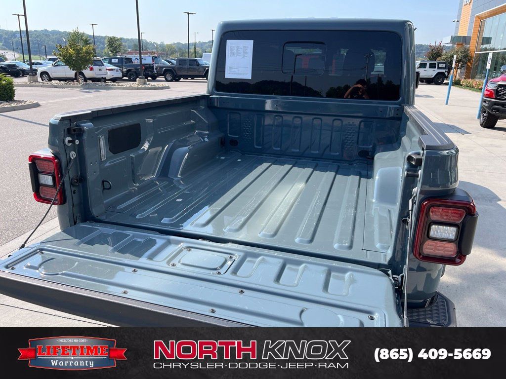 Used 2025 Jeep Gladiator Mojave w/ Convenience Group AWD/4WD image 19