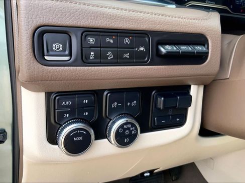 Used 2024 GMC Yukon Denali w/ Advanced Technology Package AWD/4WD image 36