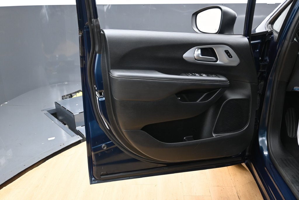 Used 2023 Chrysler Pacifica Touring-L w/ S Appearance Package FWD image 31