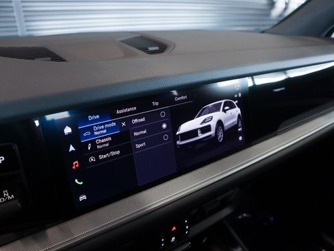 Certified 2026 Porsche Cayenne AWD/4WD image 18