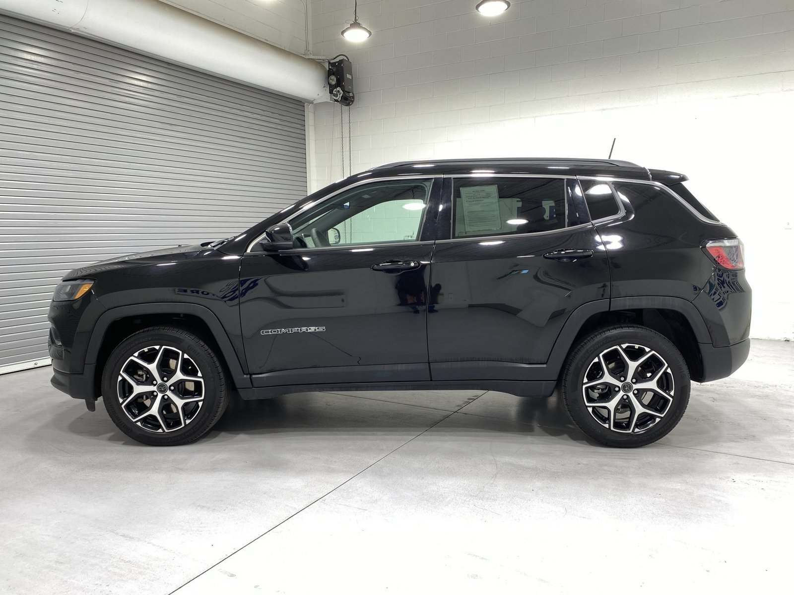 Used 2025 Jeep Compass Limited AWD/4WD image 5
