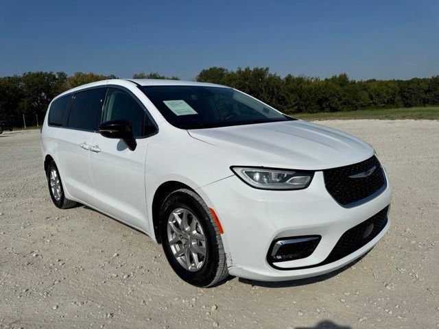 Used 2024 Chrysler Pacifica Touring-L FWD image 8