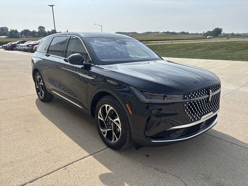 Used 2024 Lincoln Nautilus Premier image 3