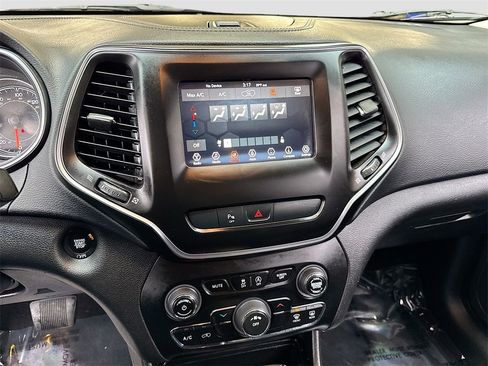 Used 2020 Jeep Cherokee Latitude Plus image 19