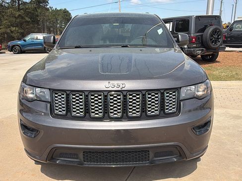 Used 2019 Jeep Grand Cherokee Altitude image 3
