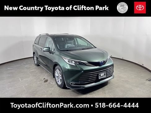 Used 2023 Toyota Sienna Limited image 1