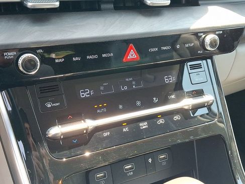 Used 2024 Kia Carnival EX FWD image 16