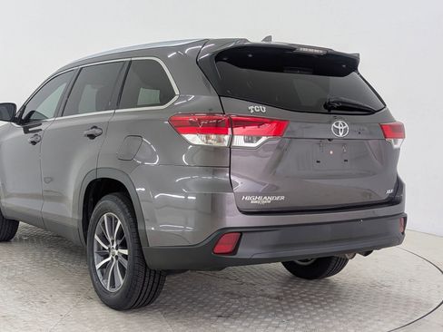 Used 2019 Toyota Highlander XLE image 3