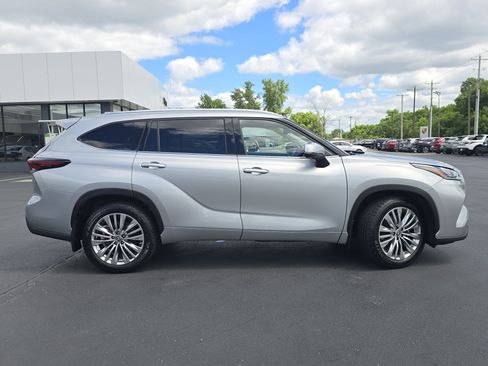 Used 2024 Toyota Highlander Platinum AWD/4WD image 8