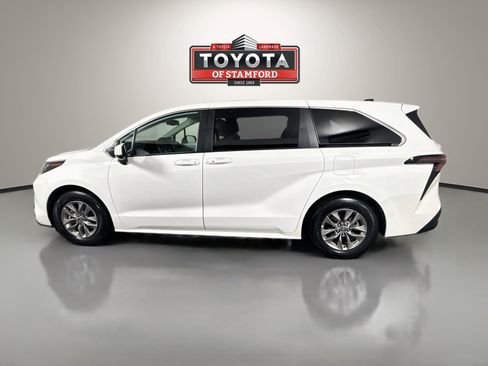 Certified 2026 Toyota Sienna LE AWD/4WD image 4