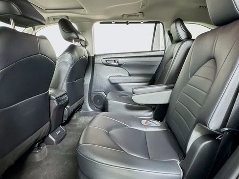 Used 2023 Toyota Highlander XLE image 11