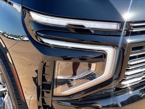 Used 2025 Chevrolet Suburban High Country AWD/4WD image 32