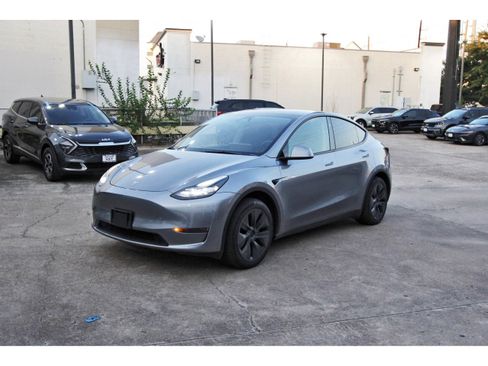 Used 2025 Tesla Model Y Long Range RWD image 3