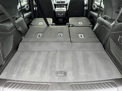 Used 2024 GMC Yukon SLT w/ SLT Luxury Package image 23