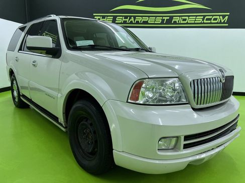 Used 2006 Lincoln Navigator Luxury AWD/4WD image 2