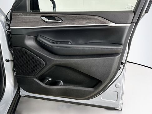 Used 2023 Jeep Grand Cherokee Limited image 34