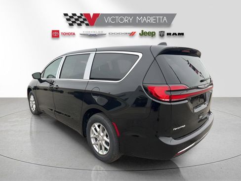 New 2026 Chrysler Pacifica Select image 3