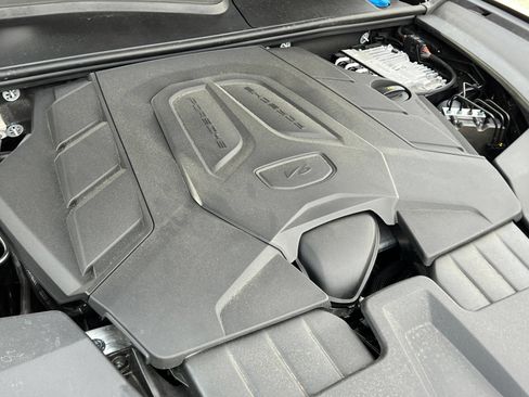 Certified 2025 Porsche Cayenne AWD/4WD image 38