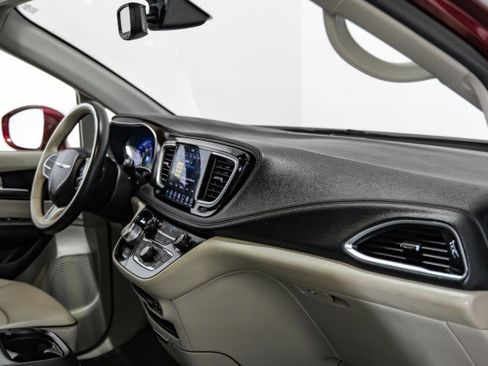 Used 2020 Chrysler Pacifica Limited image 8
