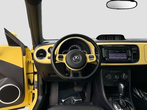 Used 2013 Volkswagen Beetle TDI image 21