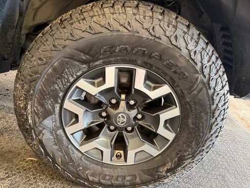 Used 2017 Toyota Tacoma TRD Off-Road w/ Tow Package (A/T) AWD/4WD image 12