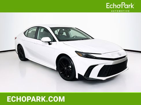 Used 2025 Toyota Camry SE image 1