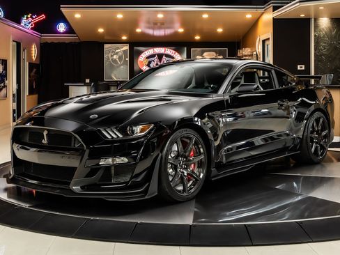 Used 2020 Ford Mustang Shelby GT500 w/ Carbon Fiber Track Pack RWD image 1