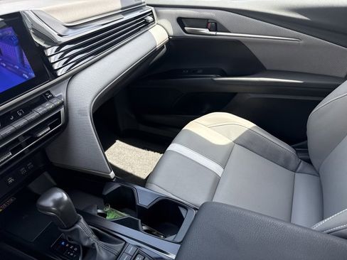 Used 2025 Toyota Camry SE image 25