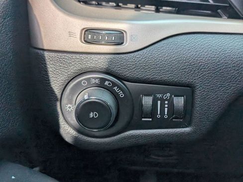 Used 2016 Jeep Cherokee Latitude w/ Cold Weather Group image 36