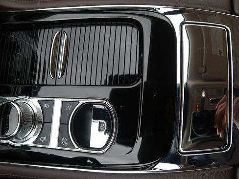 Used 2019 Jaguar XJ R-Sport RWD image 31