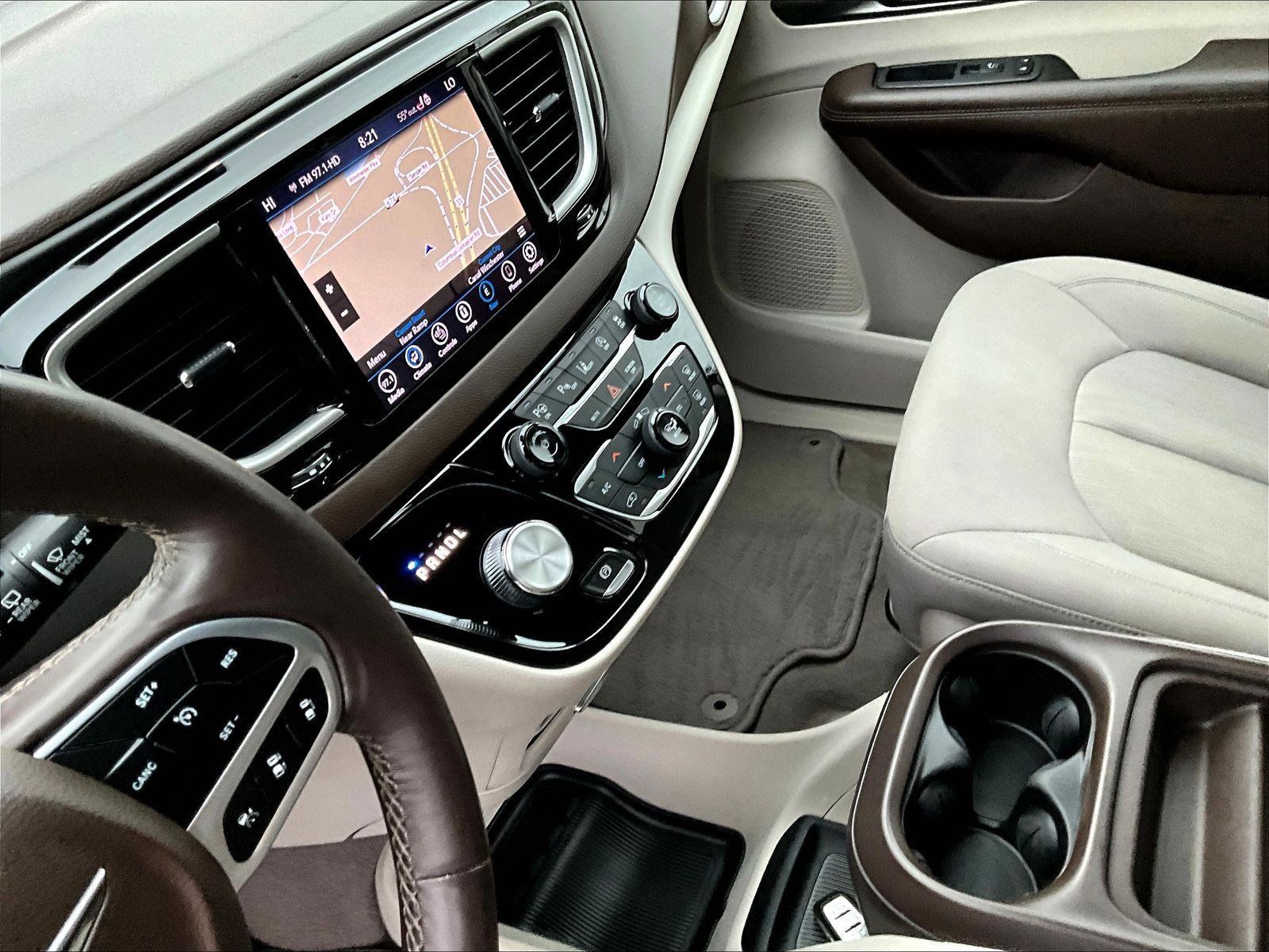 Used 2019 Chrysler Pacifica Touring Plus w/ Advanced Safetytec Group FWD image 17