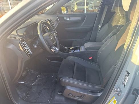 Used 2025 Volvo XC40 B5 Plus AWD/4WD image 18