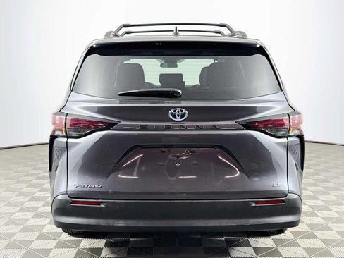 Used 2025 Toyota Sienna LE AWD/4WD image 6