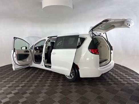 Used 2024 Chrysler Pacifica Touring-L image 20