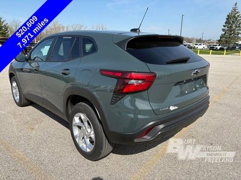 Used 2025 Chevrolet Trax LS w/ LS Convenience Package FWD image 4