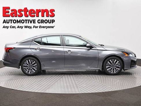 Used 2023 Nissan Altima 2.5 SV FWD image 3