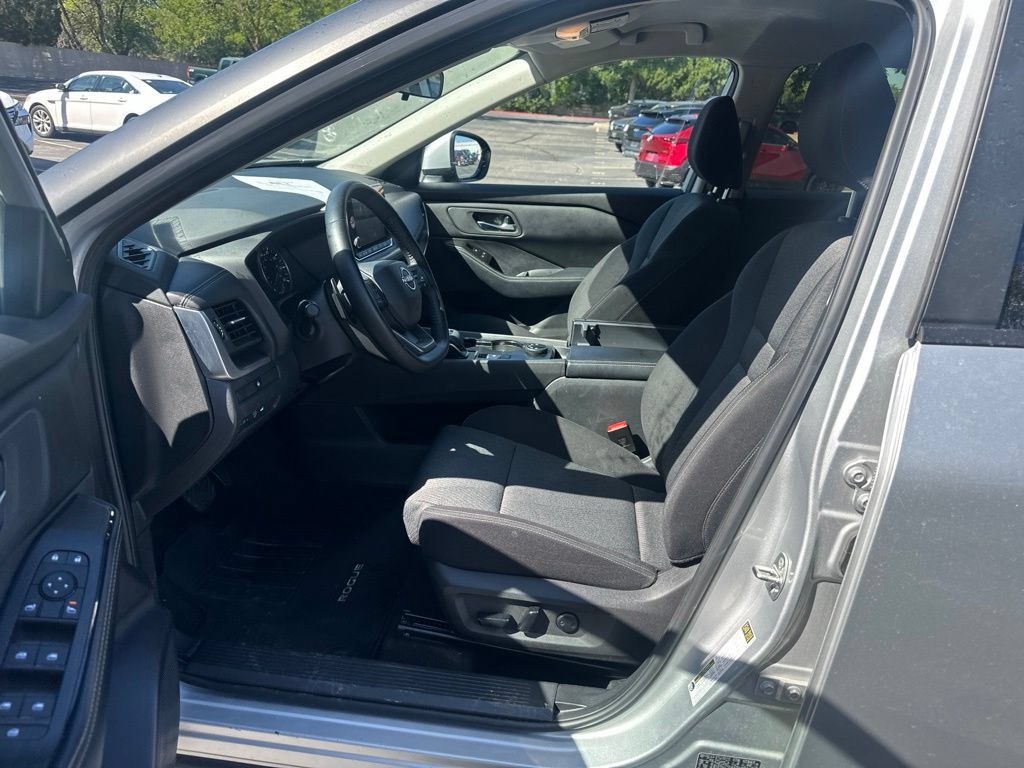 Used 2025 Nissan Rogue SV AWD/4WD image 5