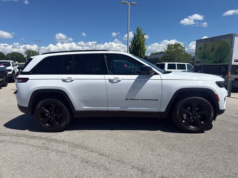 Used 2024 Jeep Grand Cherokee Limited w/ Luxury Tech Group II AWD/4WD image 4