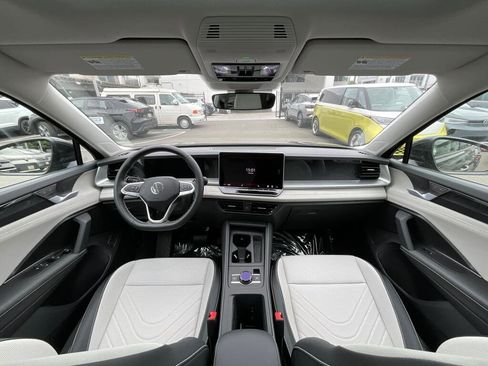New 2026 Volkswagen Tiguan SE AWD/4WD image 16