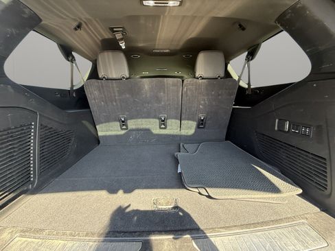 Used 2025 GMC Yukon XL Denali AWD/4WD image 31