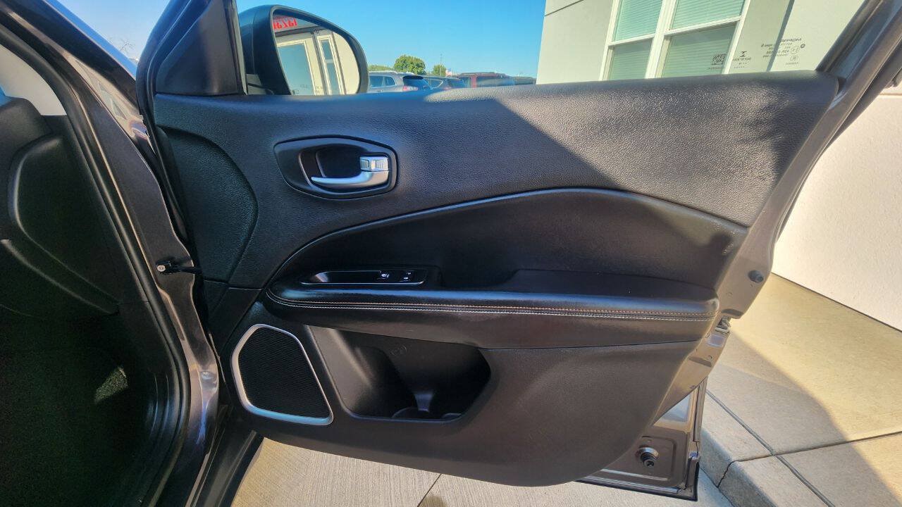 Used 2018 Jeep Compass Latitude w/ Popular Equipment Group FWD image 18