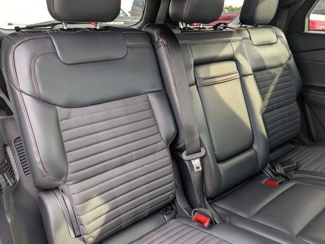 Used 2025 Ford Explorer ST-Line w/ ST-Line Street Pack AWD/4WD image 17