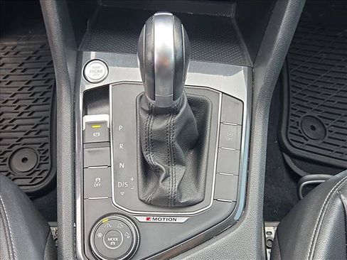 Used 2018 Volkswagen Tiguan SEL AWD/4WD image 11