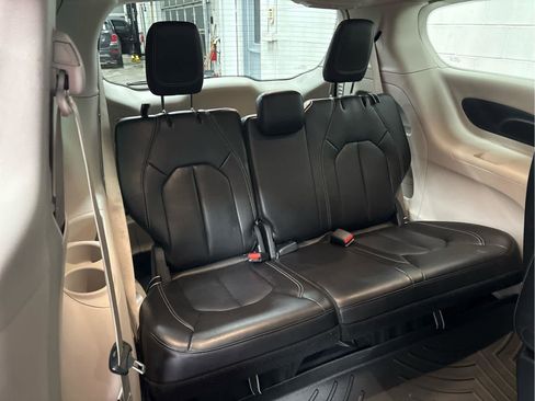 Used 2023 Chrysler Pacifica Touring-L image 25