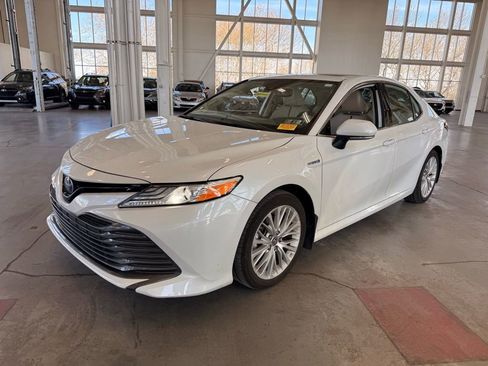 Used 2020 Toyota Camry XLE w/ Sunroof Package FWD image 7